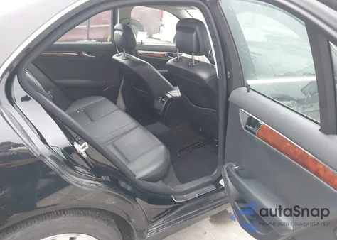 2011 Mercedes-Benz C 300 Luxury z USA, uszkodzony, nr VIN WDDGF5EB8BA467755